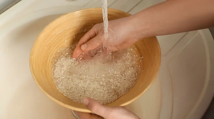Rinsing rice in cold water